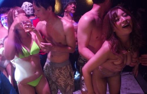 ハプニングバーに変態痴女水着ビッチギャルが月に一回集まり生パコ！ヤリまくりセックスパーティーパリピの日常を盗撮ハメ撮り