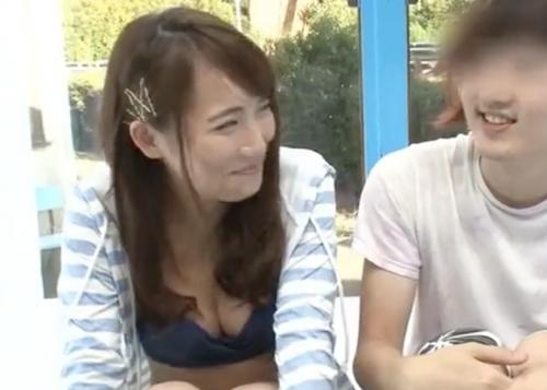 彼氏いるのにお構いなく手マン潮吹きさせたMM号素人S級美少女にガチで膣内射精!!爆乳すぎ!!!