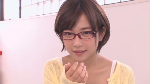 【紗倉まな】練習と称してスタッフのおちんちんを咥えさせられる激カワ美少女