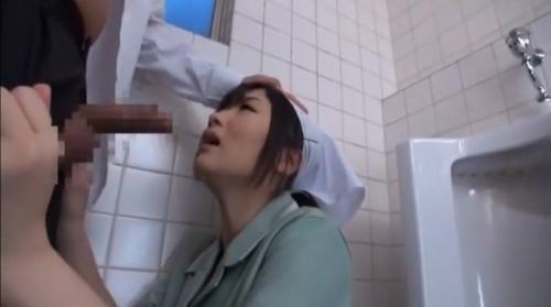 【大槻ひびき】トイレ掃除のお姉さんが美人過ぎたので僕のおちんぽもお口でお掃除してもらいました