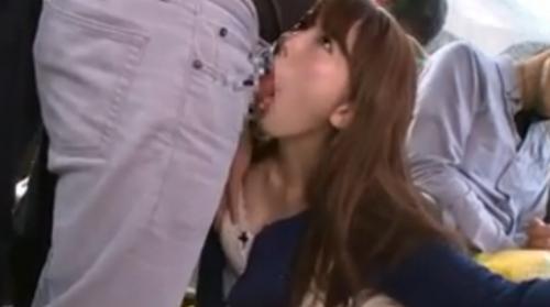 横で眠る旦那の眼の前で痴漢され興奮してしまった美人妻は痴漢のバキバキおちんぽを咥えてしまった…