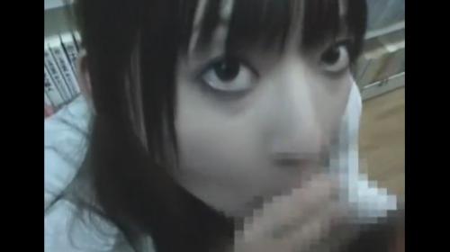 本だけが並ぶ静寂の中…卑猥な行為が行われることに興奮してしまうのだった…