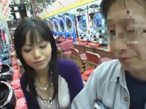 パチンコ屋で金が無くなっちまったエチ女は大連荘してるお客のおちんぽをご奉仕して玉を融資してもらっちゃう