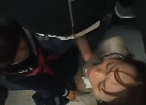 美人マッマときゃわわJK娘を同時痴漢でおちんぽしゃぶらせたったｗｗｗ