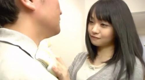 【愛内希】激カワ奥さんが配達業者の逞しい肉体に発情しておちんちんパクリ