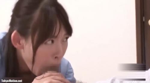 フル勃起した肉棒に吸い付き舐め回し激しく奉仕する美人お姉さん