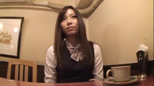 お昼休みに入ったカフェのトイレでおちんちんも食べちゃういけない激カワOL