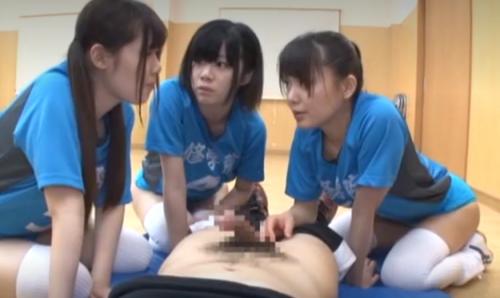 【三浦春佳 佳苗るか 川菜ひかる】激カワバレー女子はコーチおちんぽに興味津々！