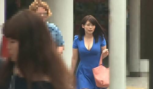 【大塚まお】やっぱり町中歩いてるとAV女優って別格のエロさだなｗこんな美人お姉さんが挟んでしゃぶってくれるんだから最高