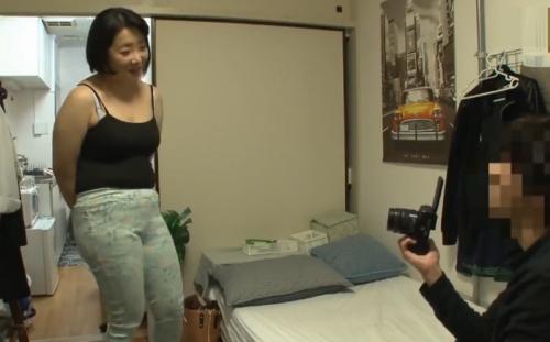もぉ～ｗこんな身体撮って何が楽しいのよぉ～ｗｗなんていいつつ内心嬉しすぎてぐしょぐしょ！！おちんぽ差し出したらじゅっぼじゅぼｗｗ