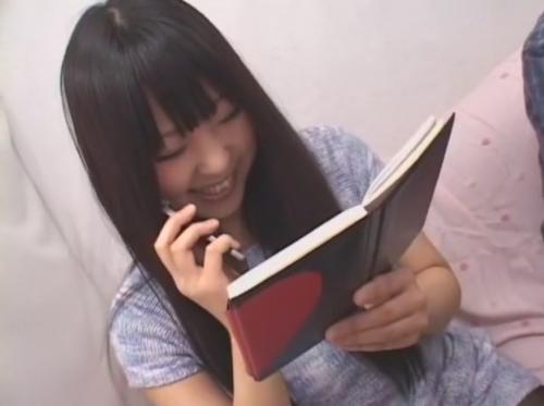 黒髪ロングのむちむち美少女に電話をさせてその最中に悪戯しちゃう！声を我慢して感じちゃったのでおちんぽぱっくり咥えちゃう！