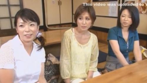 美熟女王様ゲーム！！エスカレートして左の母乳噴出カワ奥さんがねっとりスローフェラで抜くとこまでいっちゃいますｗｗ