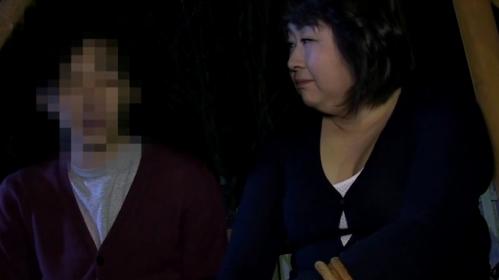 深夜に現れた豊満おデブ熟女痴女が逆ナンして若いおちんぽをしゃぶりつき精子ぬきぬきしてしまう