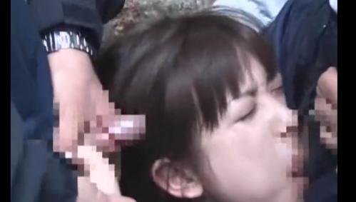 ちょっとおしっこ我慢できなくて野ションしただけなのに…男たちにおちんぽお口にぶち込まれました…