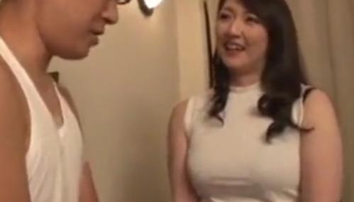 【二階堂ゆり】私に2人の凶悪な若おちんぽ欲望をじゅぼじゅぼフェラさせてね！豊満美熟女に咥えられたら即逝き不可避ですっ