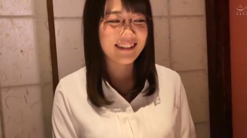 地味巨乳メガネちゃん。これから巨根ずっぽし咥えてじゅぼじゅぼご奉仕しちゃいます。