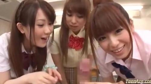 激カワJK3人組にオチンポ弄ばれる快感