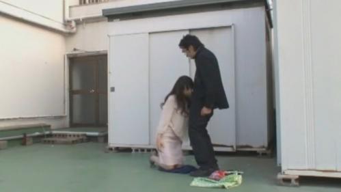 屋上で不良生徒の怒張を咥えこんでしまう美熟女教師！こんなんされたら真面目に通っちゃうね！