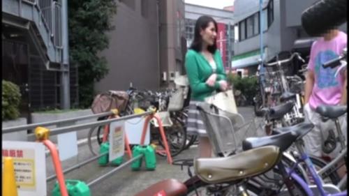 清楚美人妻が逆ナンして素人男性の肉棒をしゃぶりつくす