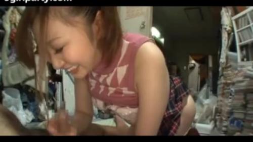 可愛いギャルがフェラチオと足コキで射精に導く