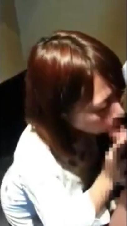 カラオケ店でじゅぼじゅぼフェラチオしてパイズリまでしてご奉仕抜き抜きしてくれる巨乳可愛いJD