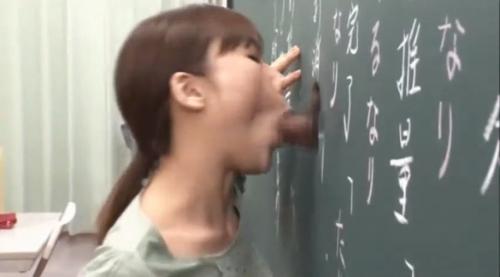 黒板からおちんちん出てたらしゃぶりついちゃうでしょ