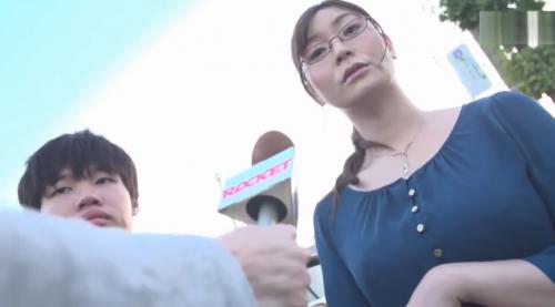 美人メガネマッマの情熱フェラチオにむすっこのおちんぽはあっけなくどびゅどびゅ精を吐き出してしまうｗｗマッマうますぎぃ！！