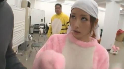 着ぐるみの中身の娘に咥えさせるのめっちゃ興奮するｗｗｗ背徳感がたまらなくて大量射精しちゃったｗｗ