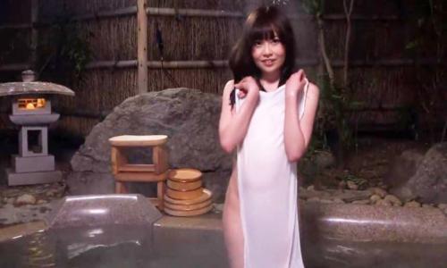 タオル一枚では隠きれないスレンダー美ボディ！濡れたタオルにぴったり張りつく美乳に欲情した男は脱衣所でヤっちゃいます