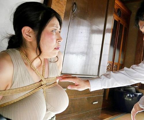 「何するの！ヤメなさいッ！」息子の悪友に急襲されるムッリリ豊満母！五十路熟女が輪姦激辱に息子の隣で羞恥絶頂が止まらねぇ！