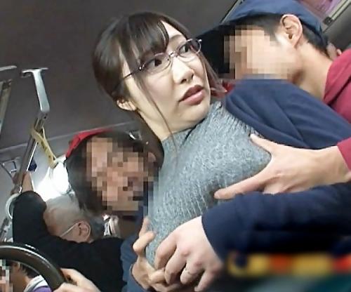 おばさんのカラダすっげぇエロいな！犯してやろうぜっ！！満員バスでクソガキにターゲットにされる爆乳美女ｗｗｗ