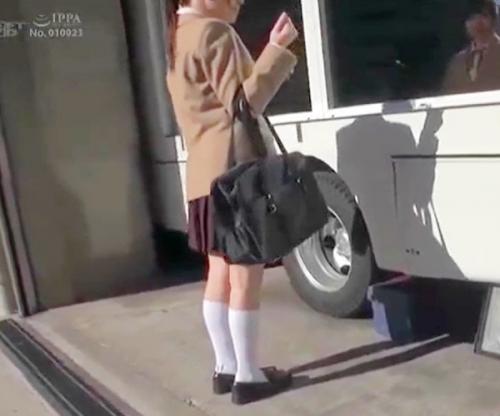 ちょｗヤバイよぅ､､､♡MM号に乗車する激カワ女子高生ふたり！おっぱい刺激されて美マンコに激ハメ乱交ｗｗｗ