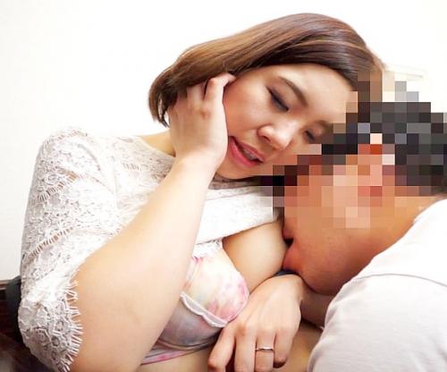 街ブラ人妻をホテルに連行！服を脱がせば美巨乳ボディ！アソコの感度も抜群で膣奥にザーメンぶっこみ！！