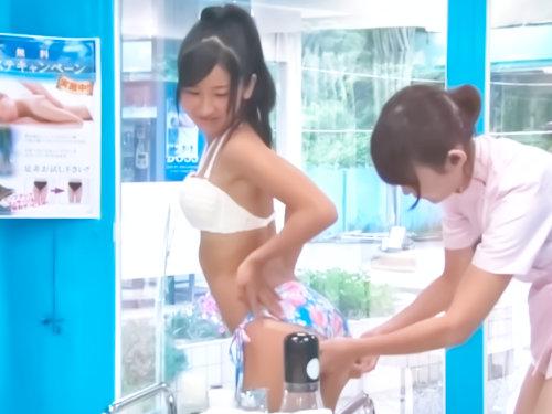 そんな､､恥ずかしいけど感じちゃう･･･？！小麦色の肌をねっとりマッサージ！こんがり日焼け上玉ロリがマッハ興奮の密着挿入