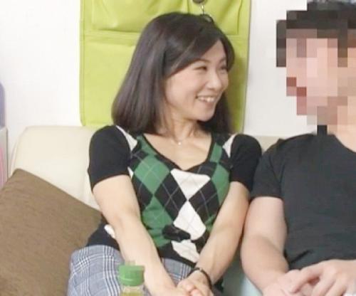 こんなおばさんでもいいの､､､？年下イケメンにヤリ部屋に連れ込まれる熟女はエロ期待に股間ずぶ濡れで即落ちするｗｗｗ