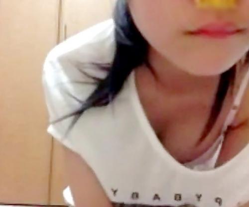 無防備な胸元からのぞく豊満な谷間はどうよｗｗｗ超美少女のライブチャット映像がまじ神ヌケーー！！