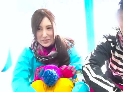 彼氏の前で３Ｐキメられ嫌なのにイキすぎるｗｗｗｗｗｗ見ず知らずの生チンポで調教されちゃうゲレンデガールは我慢限界！！