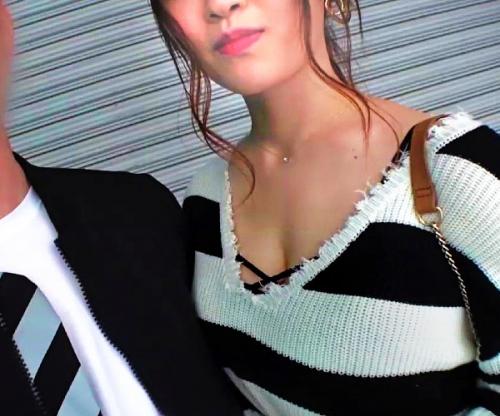 「えッ！彼氏のそばで､､､､？」美爆乳なクール美女！彼氏のすぐ横で裏切りセックス！変態行為に絶頂イキ潮！愛液垂れ流しｗｗｗ