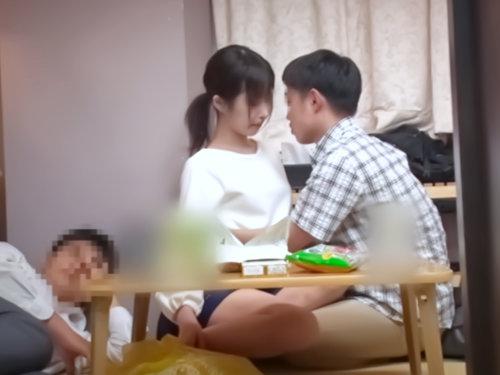 わたし､､人妻だよ､､､？泥酔する旦那のそばで嫁と交尾するスリル感ぱねぇｗｗｗｗ背徳快楽に完全溺死する美人主婦の腰振り♡