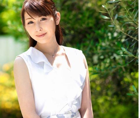 臼井さと美　貞淑な本物の人妻が背徳デビュー！初撮りで緊張感たっぷりの恥じらいＳＥＸがヤバエロ！！