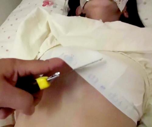 むぎぃむぎぃぃぃっ！！留守番する少女が鬼畜の餌食に！成長途中のカラダを凌辱され無慈悲中出しｗｗｗ