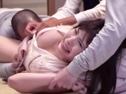 力づくで乱暴に舐められしゃぶられて白肌が熱く火照っていくｗｗｗｗｗ自慢の美人妻が底辺クズどもに輪姦激辱キメられ鬱勃起♡