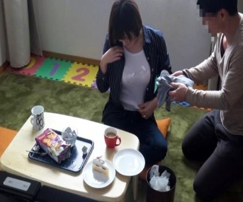 これはゲスがすぎるだろｗｗｗママ友を部屋に呼んでわざと衣服を汚せば着替えをのぞいて興奮チンポは押し倒して強引に犯す！