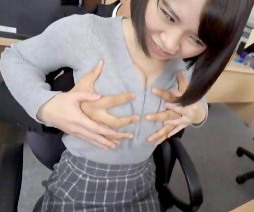 なんてエロいおっぱいしてやがるｗｗｗドスケベ巨乳のせいで同僚社員にセクハラ三昧されちゃってるｗｗｗ