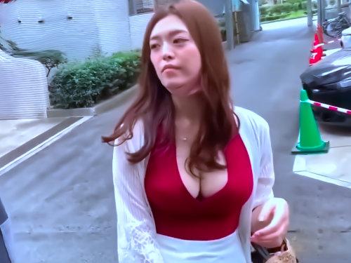 胸元ぱっくり豊満乳！マジ変態かよｗｗｗチンコを狂わす超淫乱ボディな天然たらし妻は超絶テクでペニスおしゃぶりモーレツ最強！