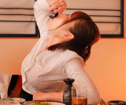 『酔えば酔うほどに股間が濡れるｗｗｗｗｗ』エロ爆乳なセクシー美女が泥酔誘惑！オヤジチンポを特濃バキューム！逆レイプｗｗｗ