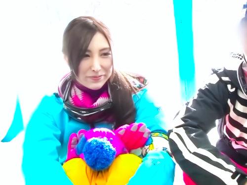 彼氏のすぐ側で中出しされちゃったMM号？！「中はアカンでしょｗｗｗ」性感マッサージに我慢できずに幼膣に精子注がれたギャル