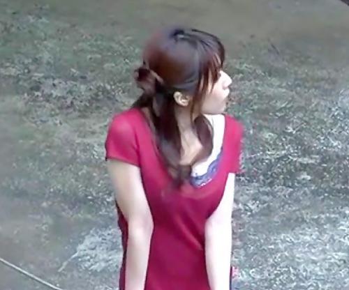 ちゃんと見てるぞｗｗｗ誰もいないと思って真っ昼間に青姦はじめるカップル！巨乳美女が素っ裸でイキまくっとるｗｗｗ