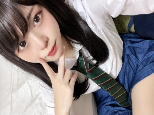 SNS映え大好きなイマドキＪＫ！言葉巧みにヤリ部屋誘導されて美乳丸出し！無毛ロリマンに肉棒ぶち込まれるぜｗｗｗｗｗｗｗｗ