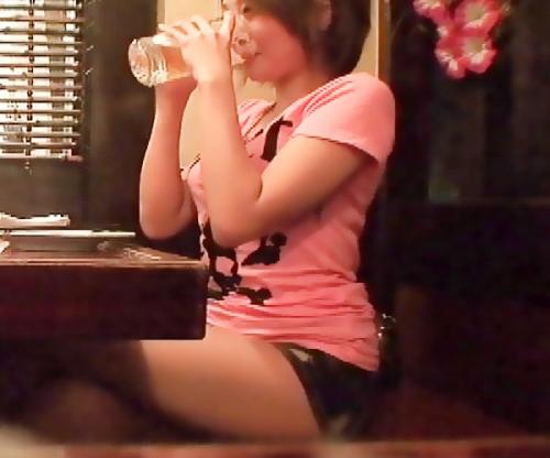彼氏に怒れれちゃうよぅ､､､♡居酒屋でみっけたデート中の素人娘！謝礼渡せば彼氏に隠れてパンツ即脱ぎｗｗｗ
